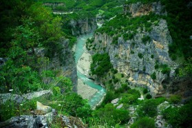 Die Langarnica in Südost-Albanien - ein Zufluss der Vjosa - zeichnet sich durch eine 7 km lange und 80 m tiefe Schlucht aus, die bereits in den 1970er Jahren als Naturdenkmal ausgewiesen wurde. Die 3 Kraftwerksprojekte an dern Langanrica befinden sich im Nationalpark Hotovës-Dangelli und widersprechen den internationalen Richtlinien für Nationalparks.